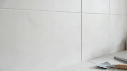 jak kłaść płytki gipsowe bez fugi