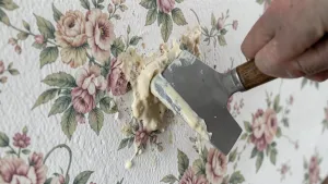 jak zerwać tapetę z płyty gipsowej