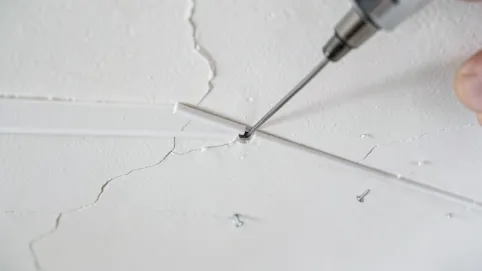 Montaż karnisza sufitowego do płyty gipsowej